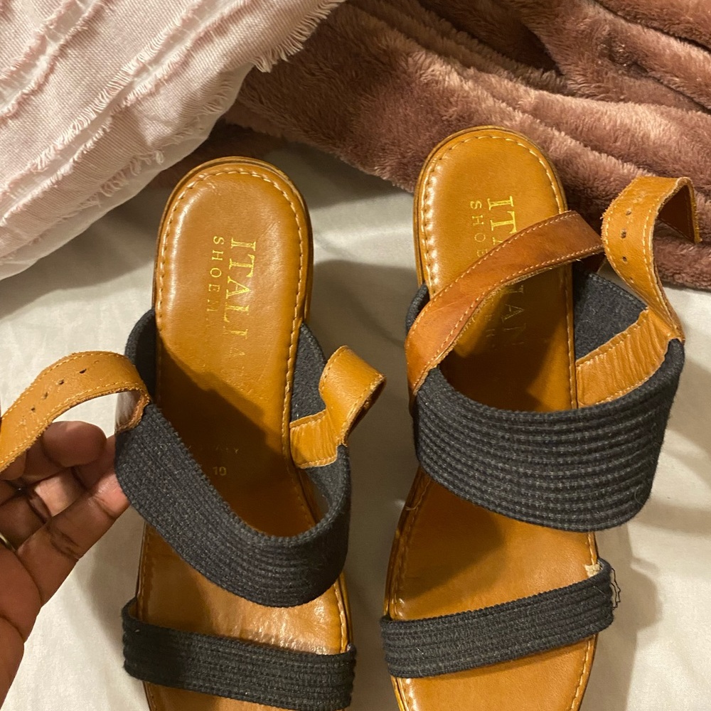 Italian shoe maker. Very comfortable wedge and stylish
